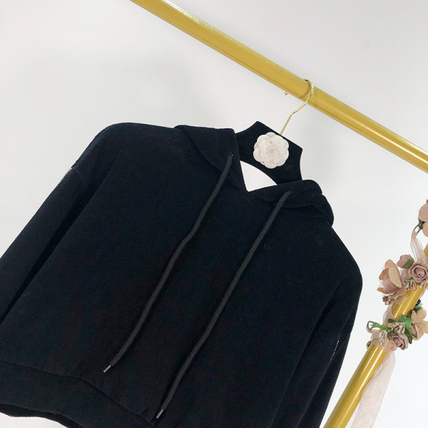 Κοντό φούτερ με κουκούλα σε μαύρο χρώμα