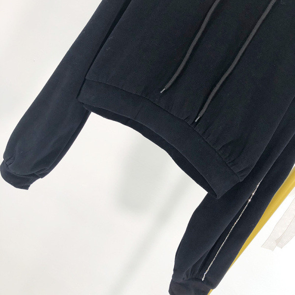 Κοντό φούτερ με κουκούλα σε μαύρο χρώμα