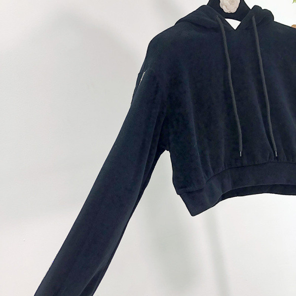 Κοντό φούτερ με κουκούλα σε μαύρο χρώμα