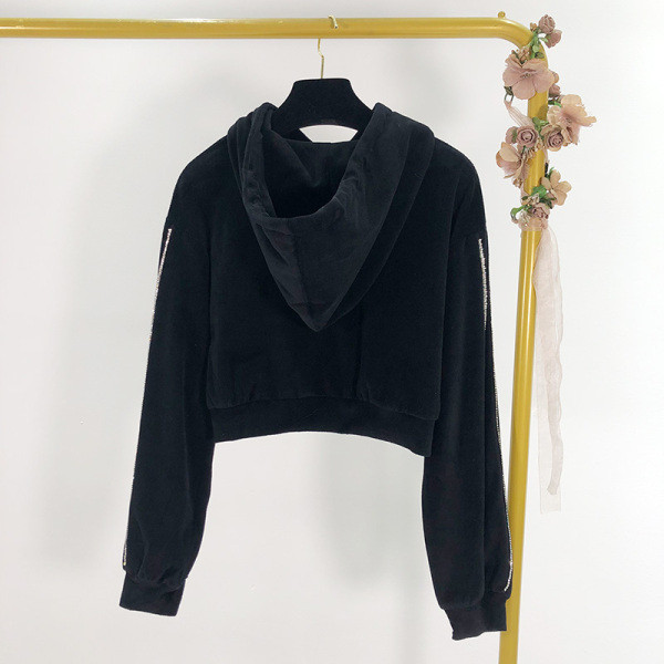 Κοντό φούτερ με κουκούλα σε μαύρο χρώμα