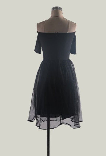 Κομψό γυναικείο κοντό φόρεμα με μανίκια και τούλι σε μαύρο χρώμα