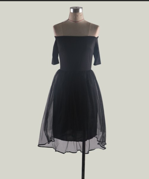 Κομψό γυναικείο κοντό φόρεμα με μανίκια και τούλι σε μαύρο χρώμα