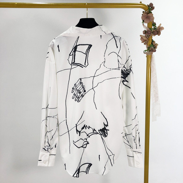 Széles női ing fehér színben, klasszikus mintával