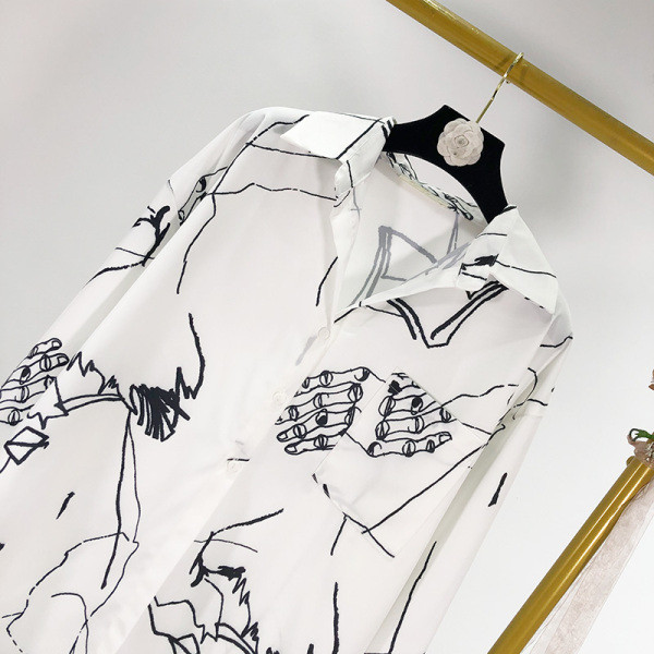 Széles női ing fehér színben, klasszikus mintával