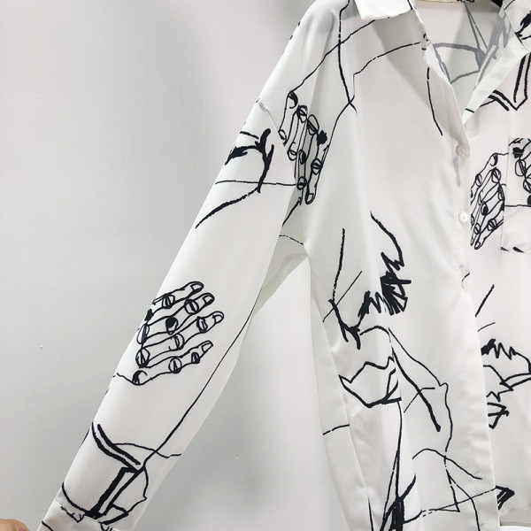 Széles női ing fehér színben, klasszikus mintával