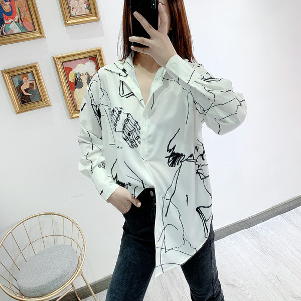 Széles női ing fehér színben, klasszikus mintával