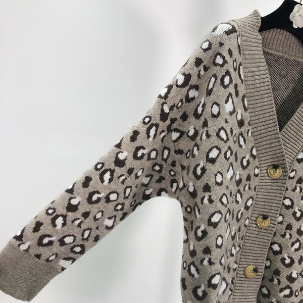 Hosszú alkalmi mellény gombokkal és állatmintával