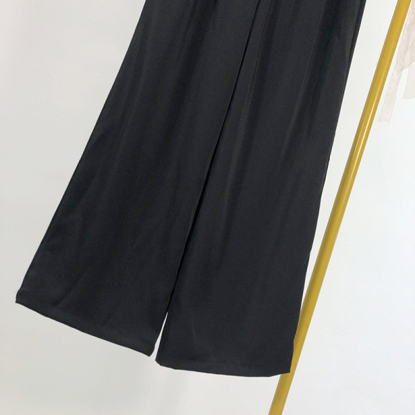 Hosszú és széles nadrág magas derékkal és fekete zsebekkel