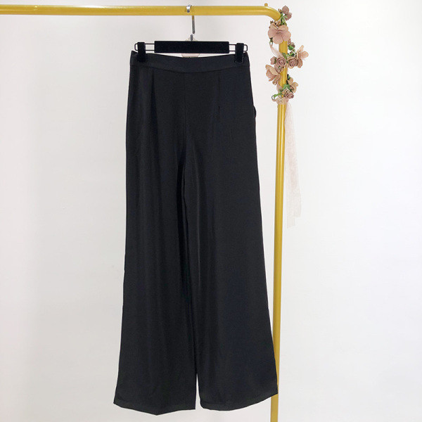 Hosszú és széles nadrág magas derékkal és fekete zsebekkel