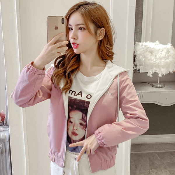 Női alkalmi kabát kapucnival, hátoldalán színes felirattal