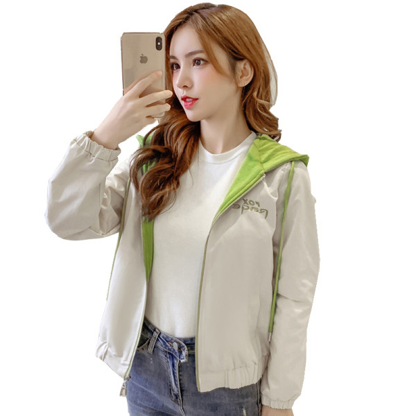 Női alkalmi kabát kapucnival, hátoldalán színes felirattal