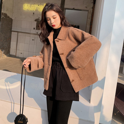 Μοντέρνο γυναικείο χνουδοτό παλτό με τσέπες και κουμπιά