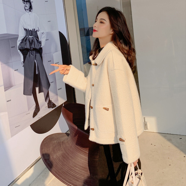 Μοντέρνο γυναικείο χνουδοτό παλτό  με τσέπες και κουμπιά