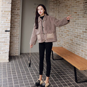 Női pehelykabát zsebekkel és gombokkal bézs és fehér színben