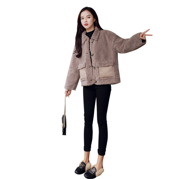 Női pehelykabát zsebekkel és gombokkal bézs és fehér színben