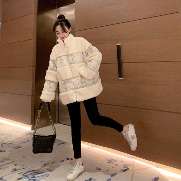 Нов модел дамско палто с пух и цип в бежов цвят 