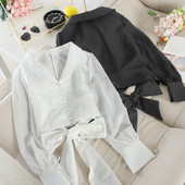 Stílusos női ing fehér és fekete szalaggal