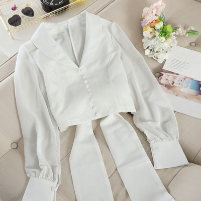 Stílusos női ing fehér és fekete szalaggal