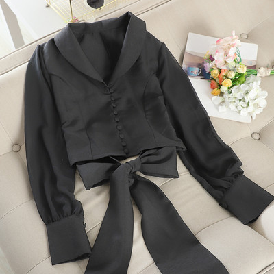 Stílusos női ing fehér és fekete szalaggal