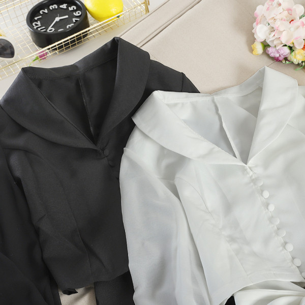 Stílusos női ing fehér és fekete szalaggal