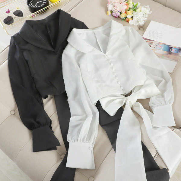 Stílusos női ing fehér és fekete szalaggal