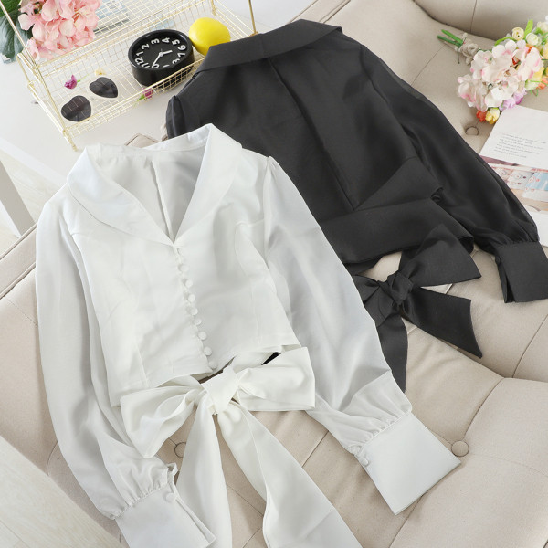 Stílusos női ing fehér és fekete szalaggal