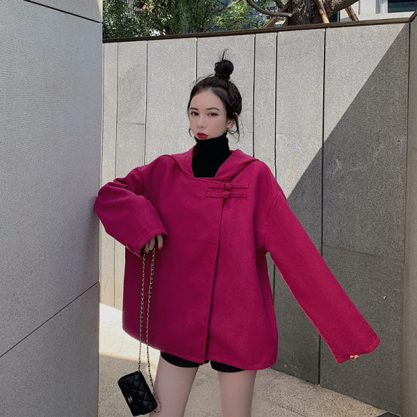 Rövid, széles női kabát kapucnival, aszimmetrikus rögzítéssel