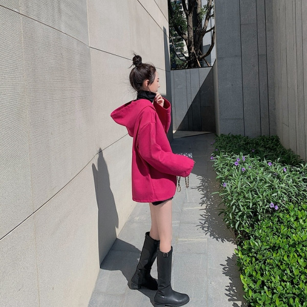 Rövid, széles női kabát kapucnival, aszimmetrikus rögzítéssel