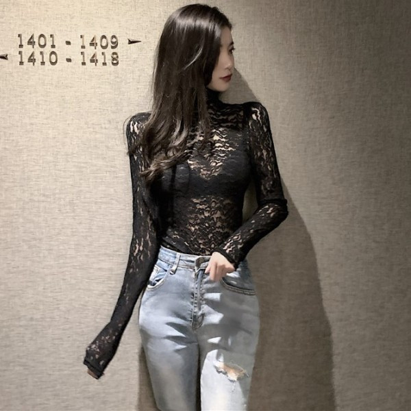 Γυναικεία δαντελένια μπλούζα με κολάρο σε μαύρο και άσπρο χρώμα