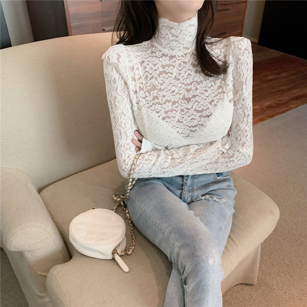 Γυναικεία δαντελένια μπλούζα με κολάρο σε μαύρο και άσπρο χρώμα