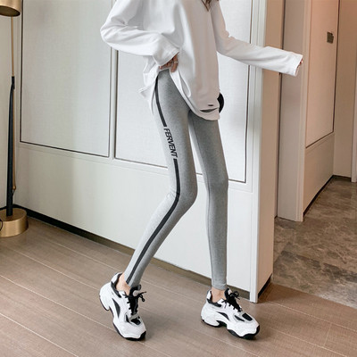 Női vitatott-hétköznapi ék szegéllyel és felirattal