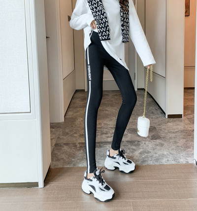 Női vitatott-hétköznapi ék szegéllyel és felirattal