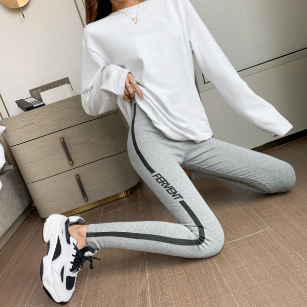 Női vitatott-hétköznapi ék szegéllyel és felirattal