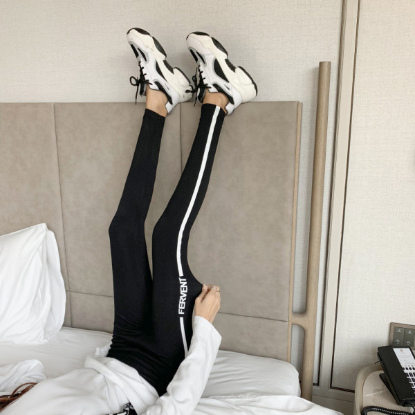 Női vitatott-hétköznapi ék szegéllyel és felirattal