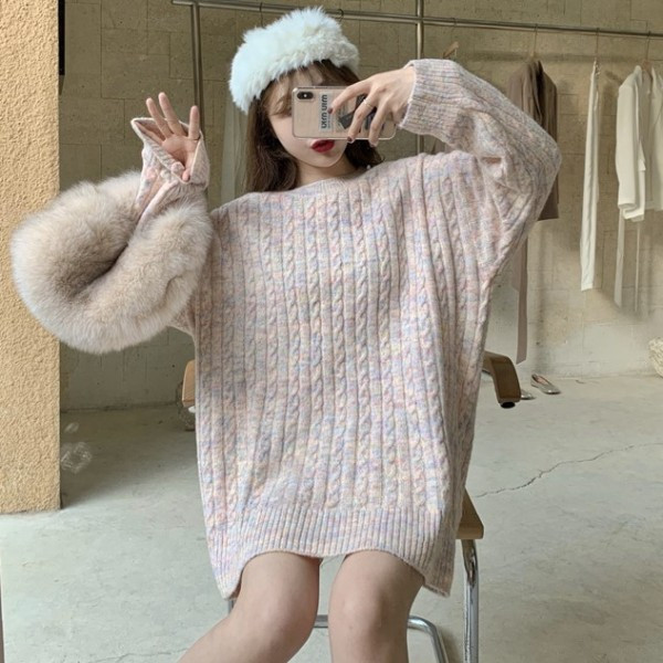 Pulover lung și larg cu decolteu oval în bej