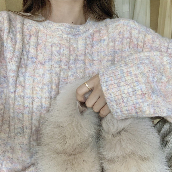 Pulover lung și larg cu decolteu oval în bej