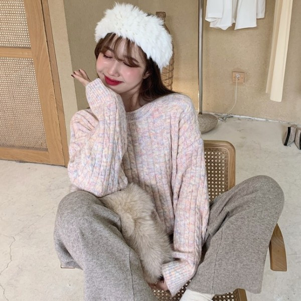 Pulover lung și larg cu decolteu oval în bej