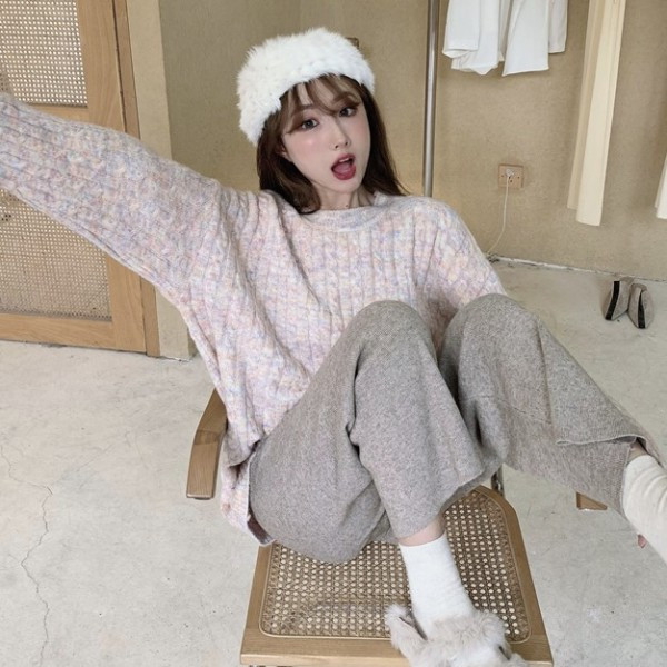 Pulover lung și larg cu decolteu oval în bej