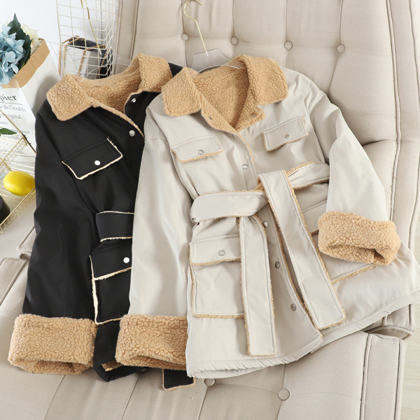 Női kabát puha béléssel és övvel zöld, fehér és fekete színben