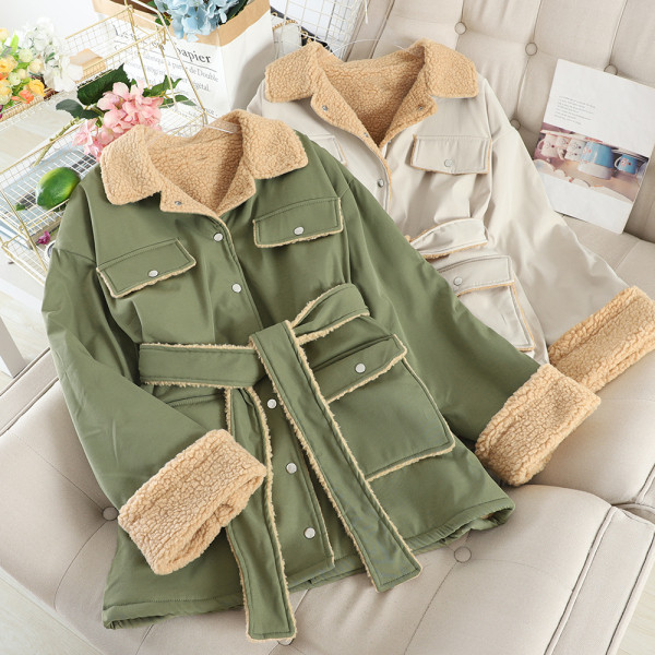 Női kabát puha béléssel és övvel zöld, fehér és fekete színben