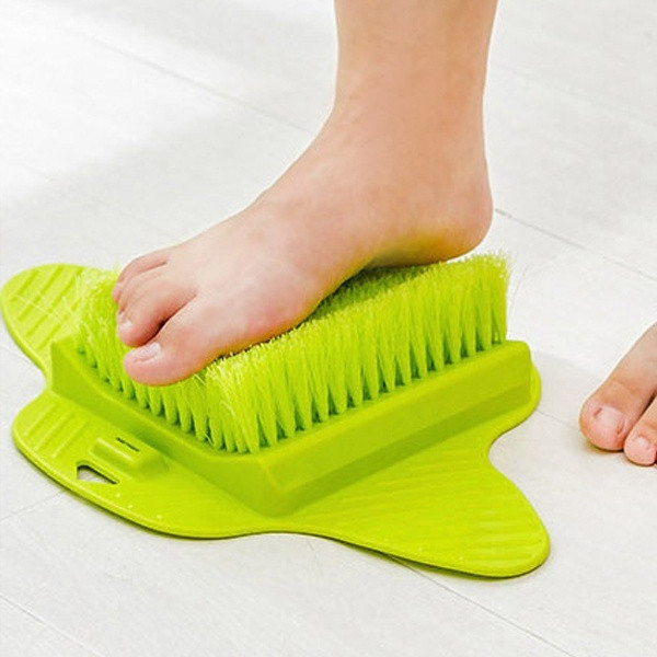 Kefe a lábak tisztításához és masszírozásához kék és zöld színben