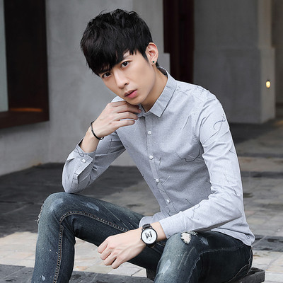 Stílusos férfi ing szürke és kék színben, klasszikus gallérral és gombokkal