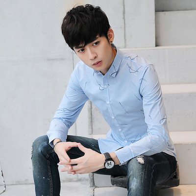 Stílusos férfi ing szürke és kék színben, klasszikus gallérral és gombokkal