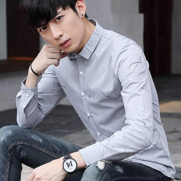 Stílusos férfi ing szürke és kék színben, klasszikus gallérral és gombokkal