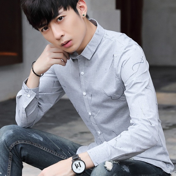 Stílusos férfi ing szürke és kék színben, klasszikus gallérral és gombokkal