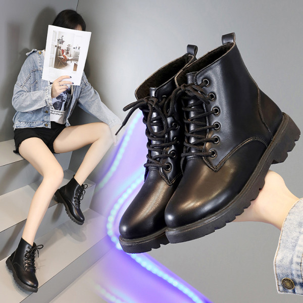 Alkalmi női bőrcsizma lapos talppal, fekete színben