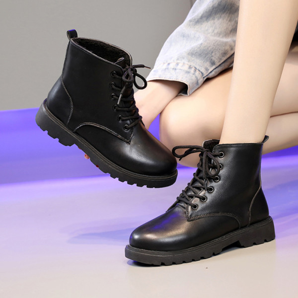 Alkalmi női bőrcsizma lapos talppal, fekete színben