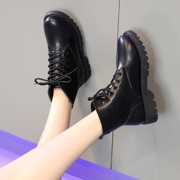 Alkalmi női bőrcsizma lapos talppal, fekete színben