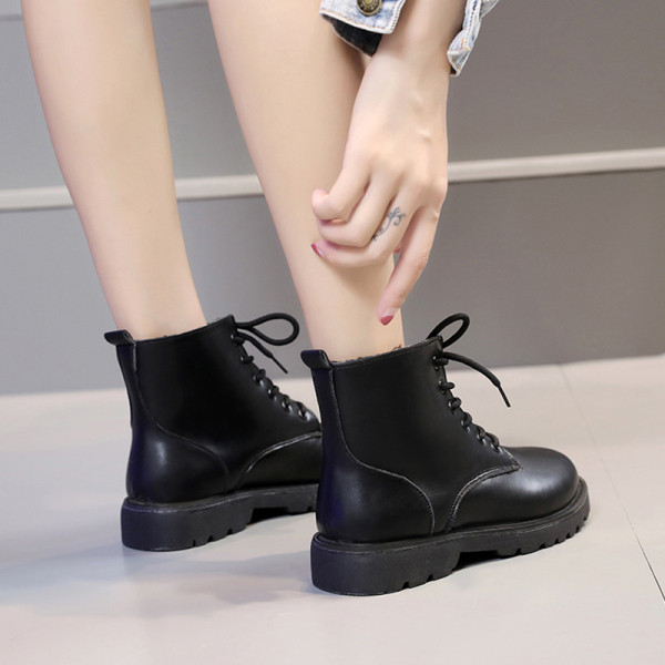 Alkalmi női bőrcsizma lapos talppal, fekete színben