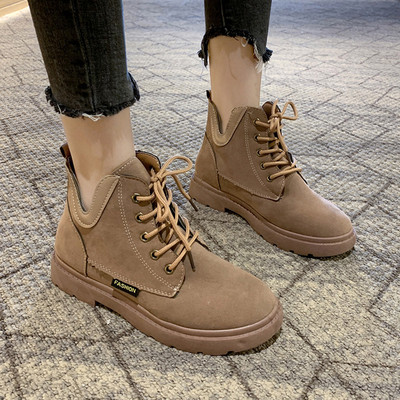 Fekete és bézs színű, lapos talpú női alkalmi csizma